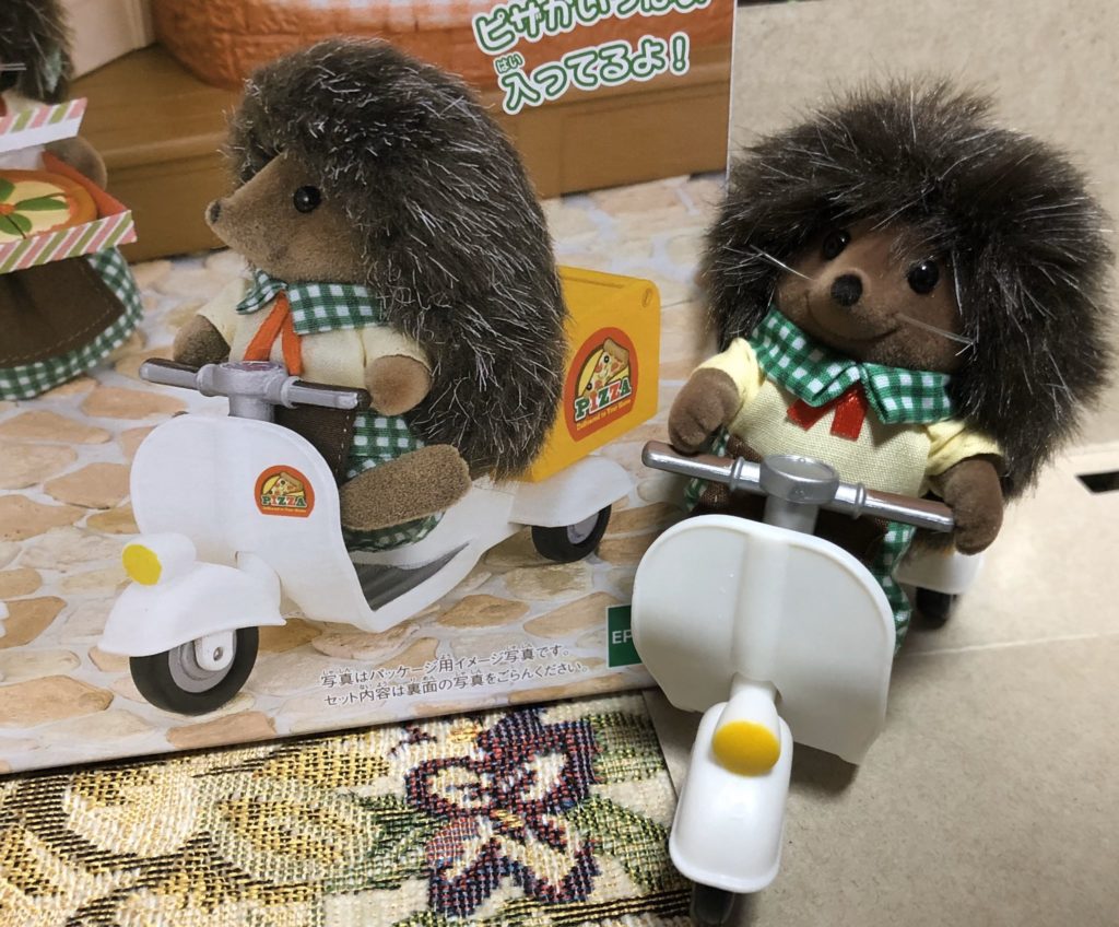 まずはピザ屋さん。宅配バイクもついている