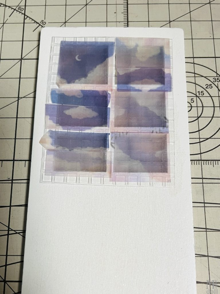 セリア ドールハウスドア裏側（夜）