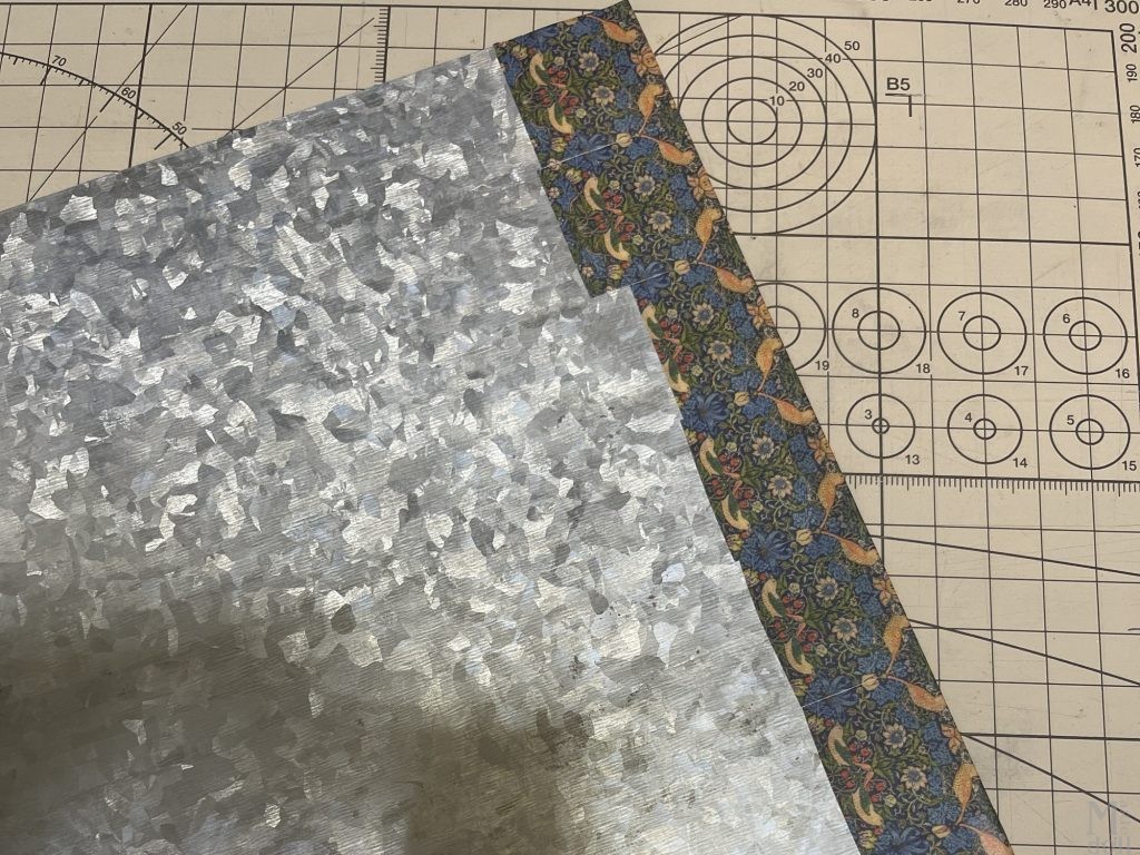 セリア　ブリキ板とウィリアムモリスのマステ（貼っていく）